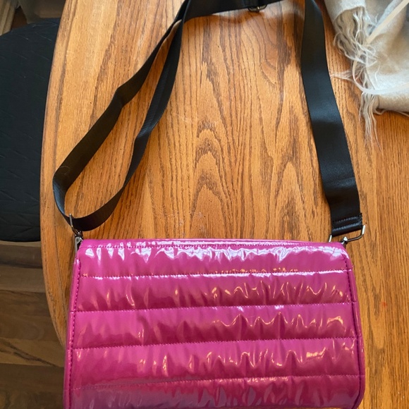 THINK ROYLN #lifeonthefly cross body bag- pink - Picture 2 of 4